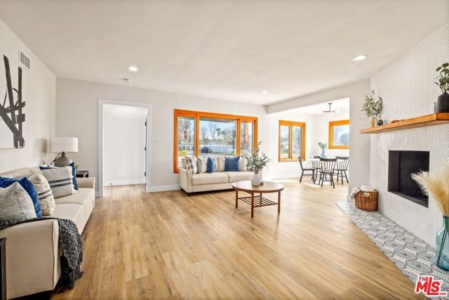 6701 NOBLE Avenue, Van Nuys (los Angeles), CA 91405