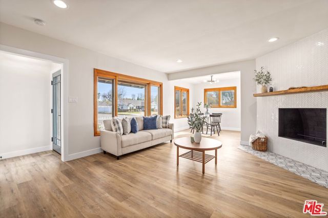 6701 NOBLE Avenue, Van Nuys (los Angeles), CA 91405