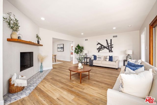 6701 NOBLE Avenue, Van Nuys (los Angeles), CA 91405