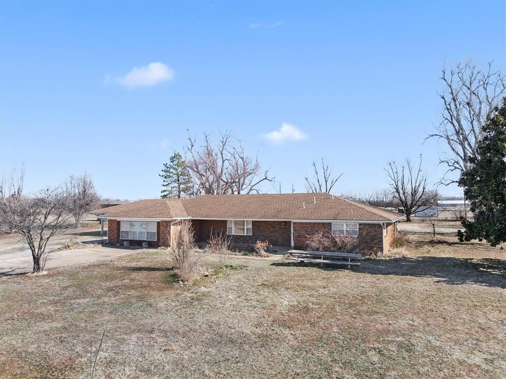 Image 1 of property listing at 806 S Pine Street, Crescent, OK 73028