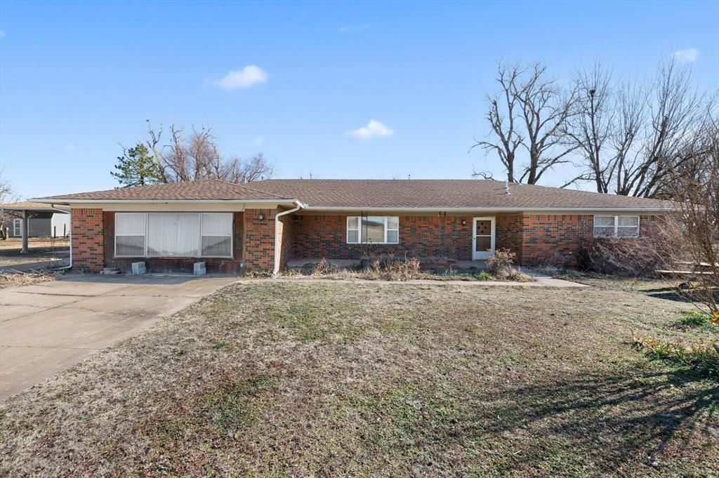 Image 2 of property listing at 806 S Pine Street, Crescent, OK 73028