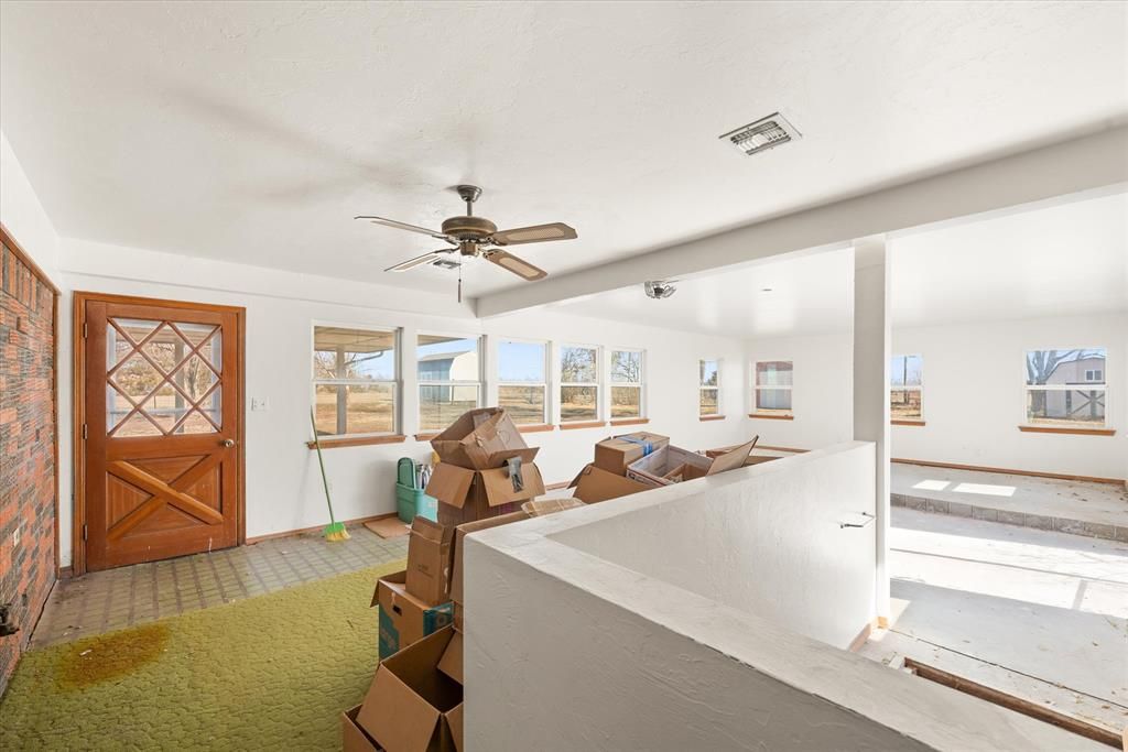 Image 11 of property listing at 806 S Pine Street, Crescent, OK 73028