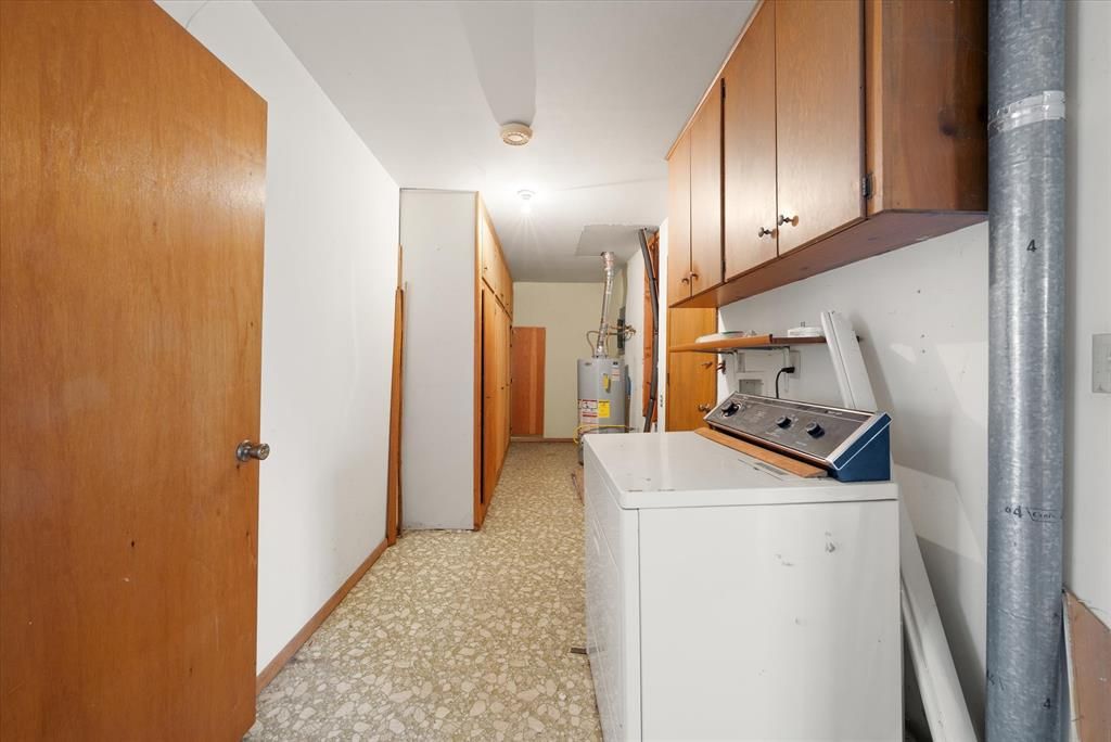 Image 12 of property listing at 806 S Pine Street, Crescent, OK 73028