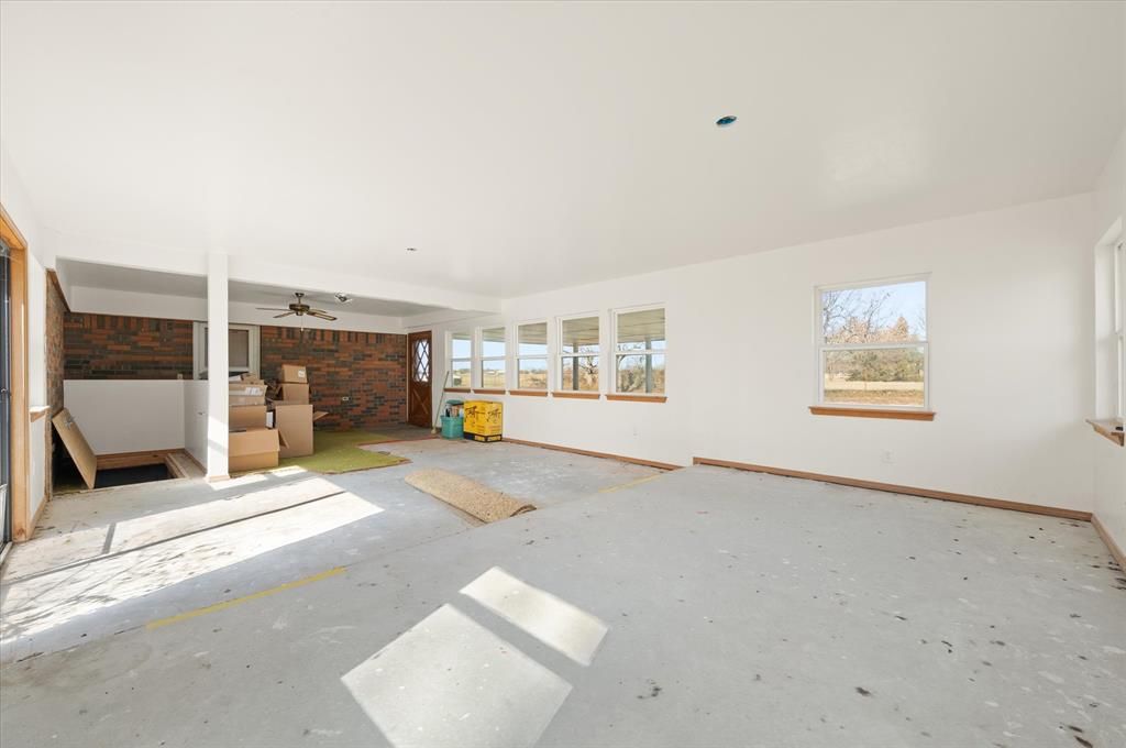 Image 13 of property listing at 806 S Pine Street, Crescent, OK 73028