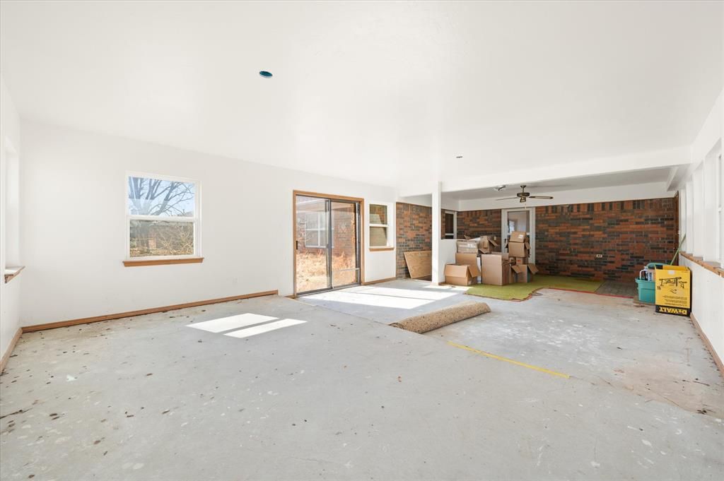 Image 14 of property listing at 806 S Pine Street, Crescent, OK 73028