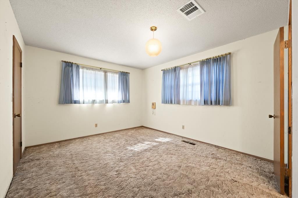 Image 16 of property listing at 806 S Pine Street, Crescent, OK 73028