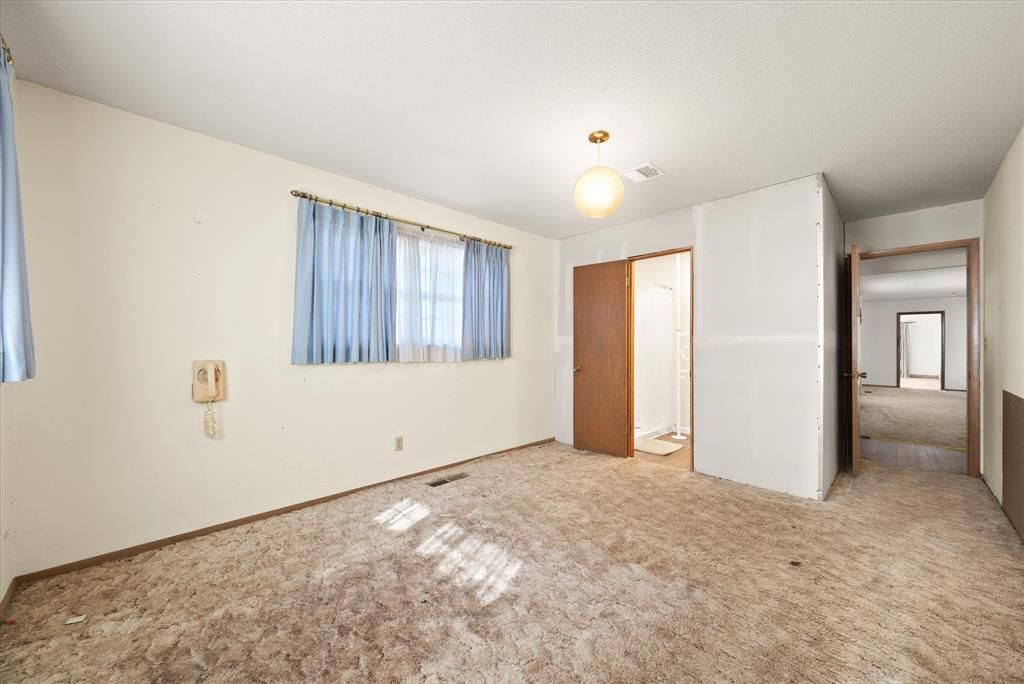 Image 17 of property listing at 806 S Pine Street, Crescent, OK 73028