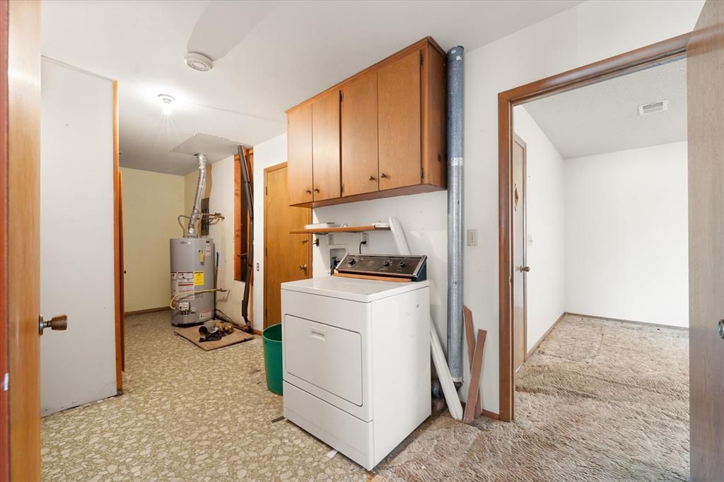 Image 19 of property listing at 806 S Pine Street, Crescent, OK 73028