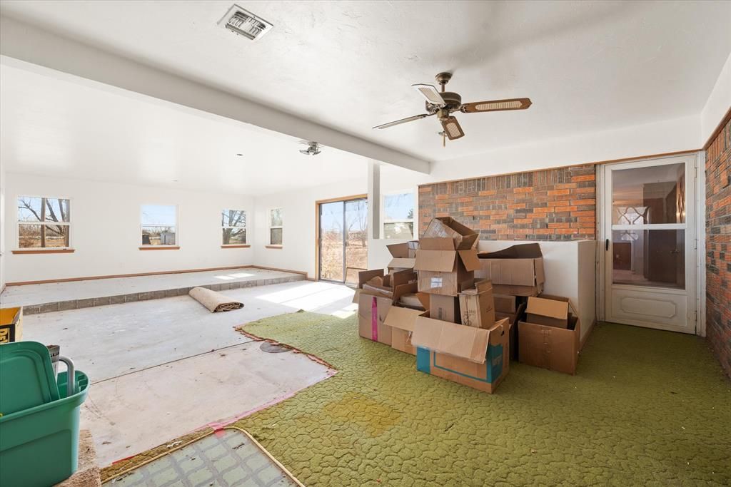 Image 20 of property listing at 806 S Pine Street, Crescent, OK 73028