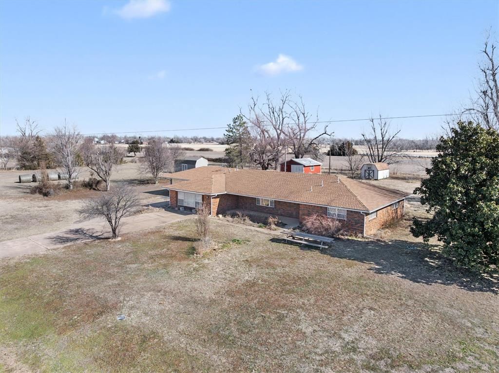 Image 3 of property listing at 806 S Pine Street, Crescent, OK 73028