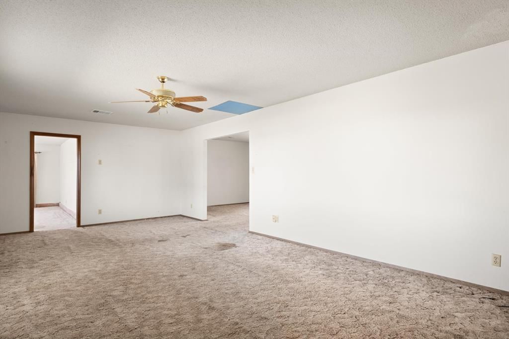 Image 21 of property listing at 806 S Pine Street, Crescent, OK 73028