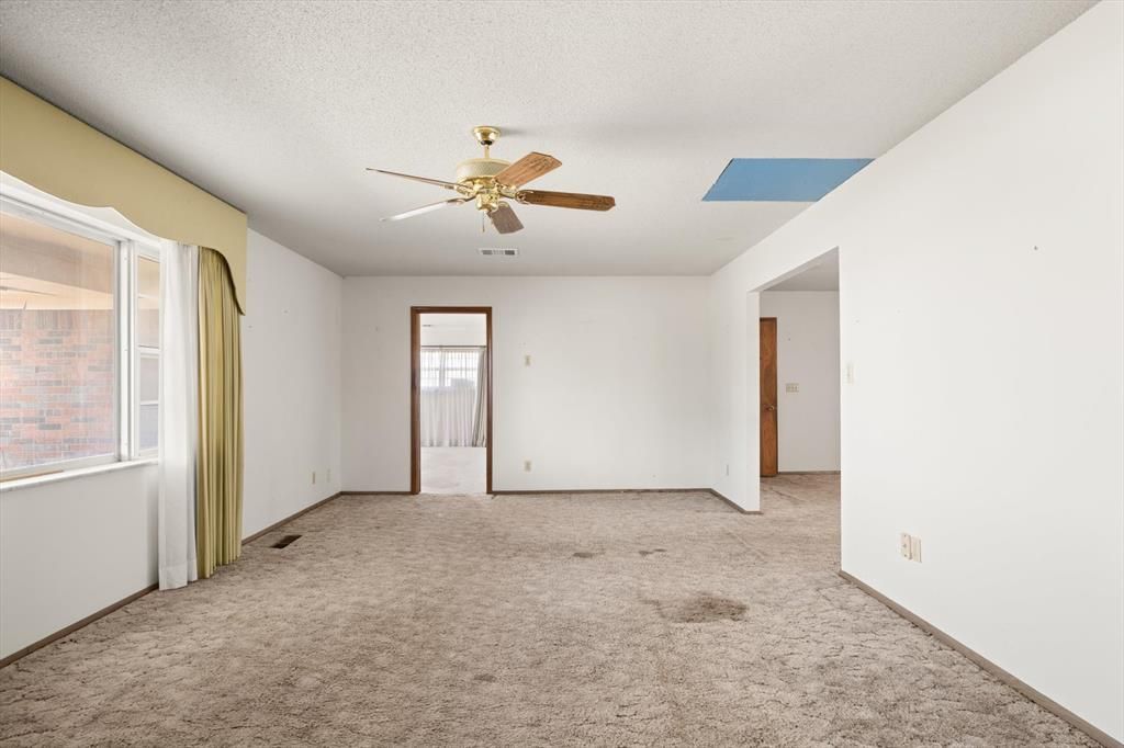 Image 22 of property listing at 806 S Pine Street, Crescent, OK 73028