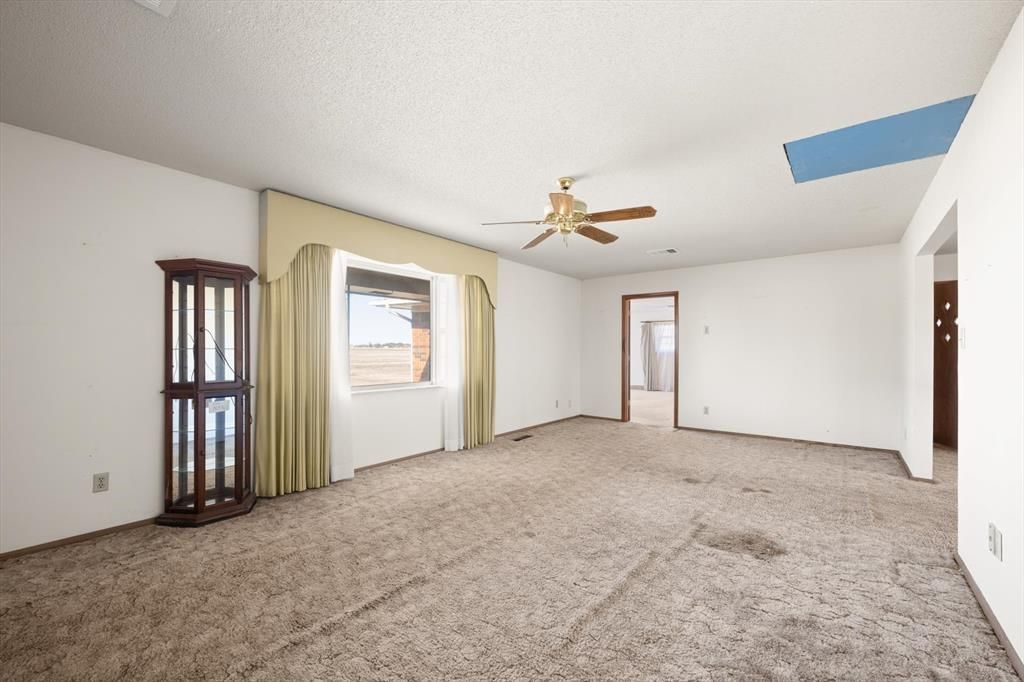 Image 23 of property listing at 806 S Pine Street, Crescent, OK 73028