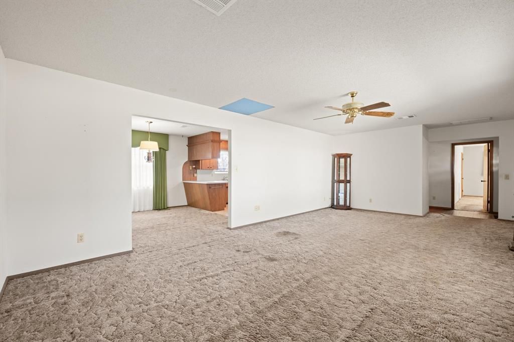 Image 24 of property listing at 806 S Pine Street, Crescent, OK 73028