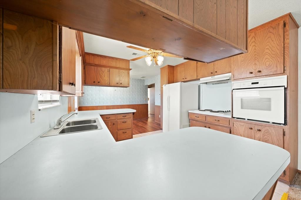 Image 25 of property listing at 806 S Pine Street, Crescent, OK 73028