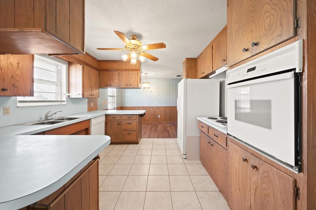 Image 26 of property listing at 806 S Pine Street, Crescent, OK 73028