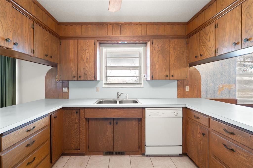 Image 28 of property listing at 806 S Pine Street, Crescent, OK 73028