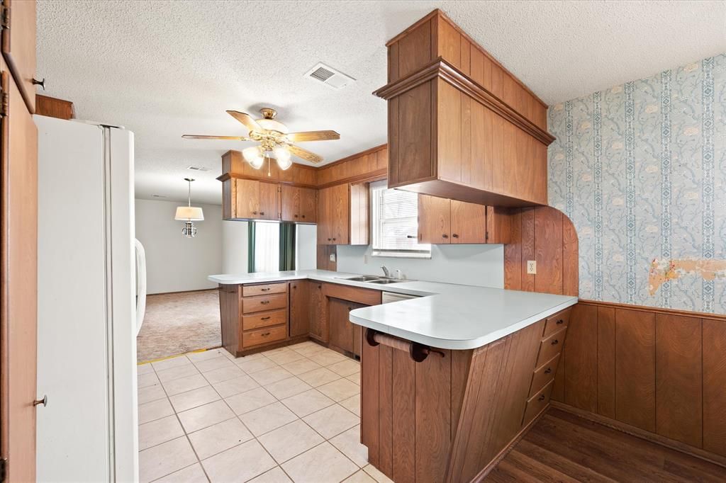 Image 30 of property listing at 806 S Pine Street, Crescent, OK 73028