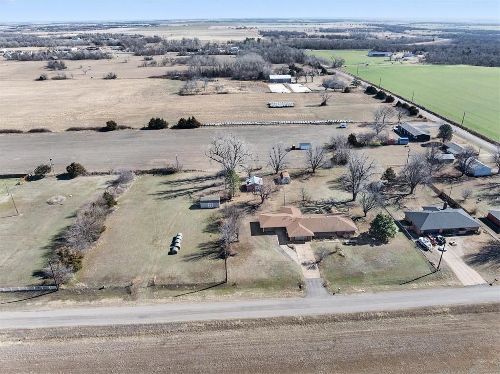 Image 4 of property listing at 806 S Pine Street, Crescent, OK 73028