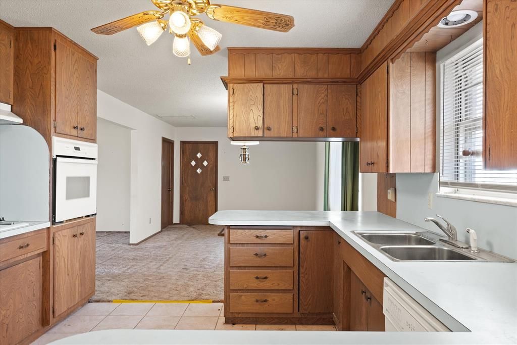 Image 31 of property listing at 806 S Pine Street, Crescent, OK 73028