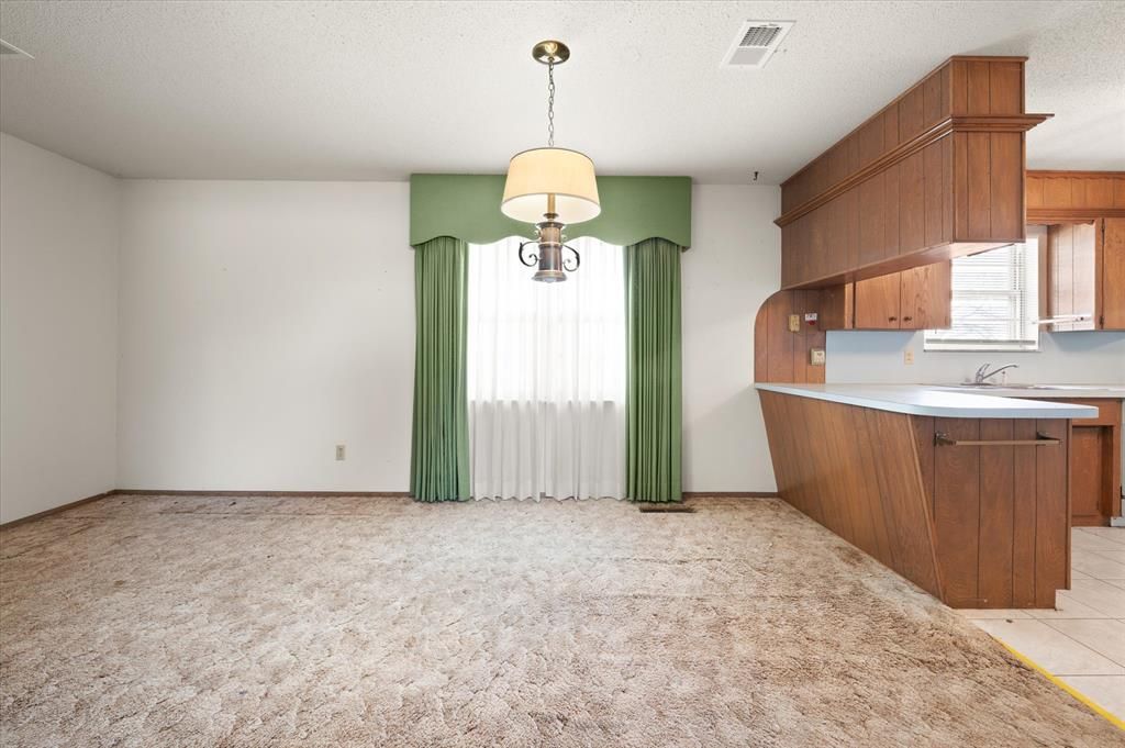 Image 32 of property listing at 806 S Pine Street, Crescent, OK 73028