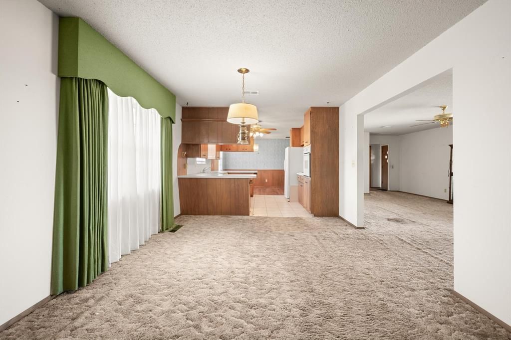 Image 33 of property listing at 806 S Pine Street, Crescent, OK 73028