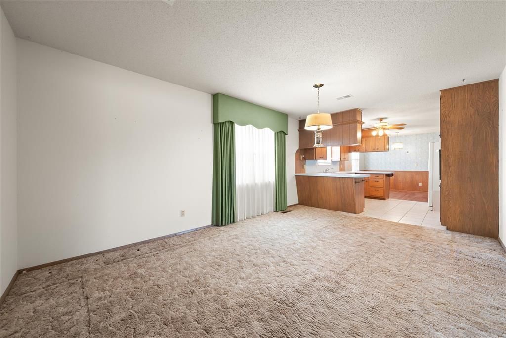 Image 34 of property listing at 806 S Pine Street, Crescent, OK 73028