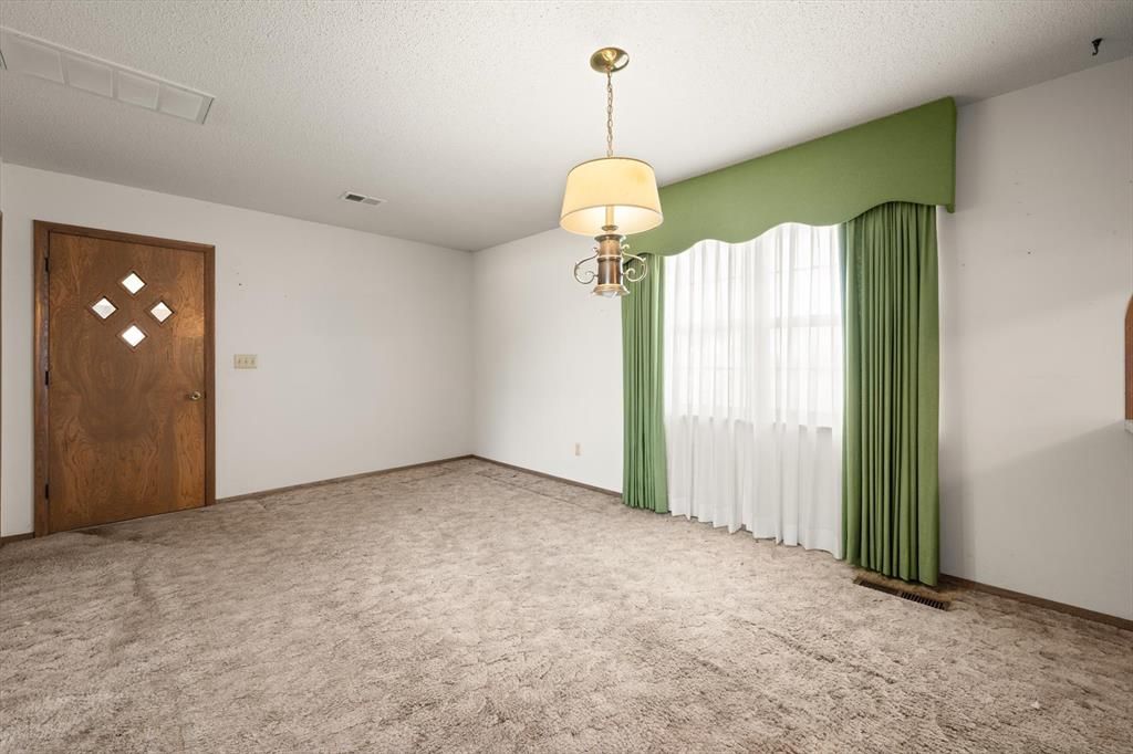 Image 35 of property listing at 806 S Pine Street, Crescent, OK 73028