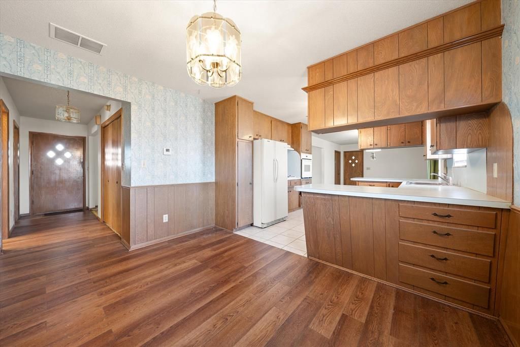 Image 36 of property listing at 806 S Pine Street, Crescent, OK 73028