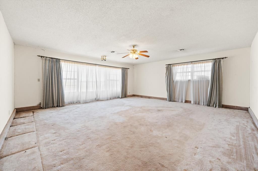 Image 40 of property listing at 806 S Pine Street, Crescent, OK 73028