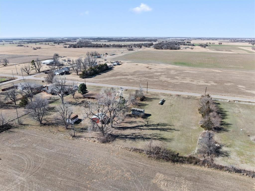 Image 5 of property listing at 806 S Pine Street, Crescent, OK 73028