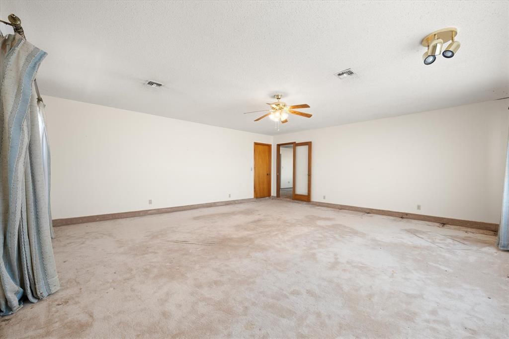 Image 41 of property listing at 806 S Pine Street, Crescent, OK 73028