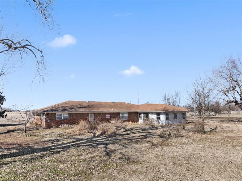 Image 7 of property listing at 806 S Pine Street, Crescent, OK 73028