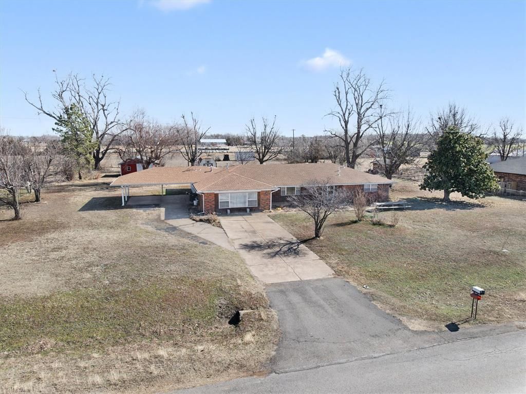 Image 8 of property listing at 806 S Pine Street, Crescent, OK 73028