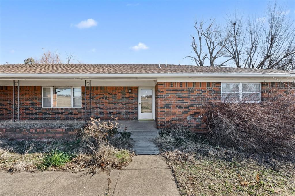 Image 9 of property listing at 806 S Pine Street, Crescent, OK 73028