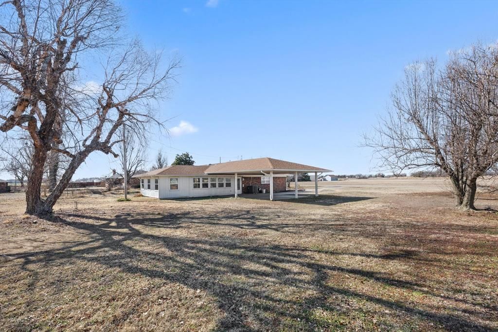 Image 10 of property listing at 806 S Pine Street, Crescent, OK 73028