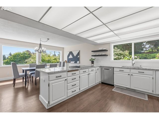 2695 HILLCREST Dr, West Linn, OR 97068