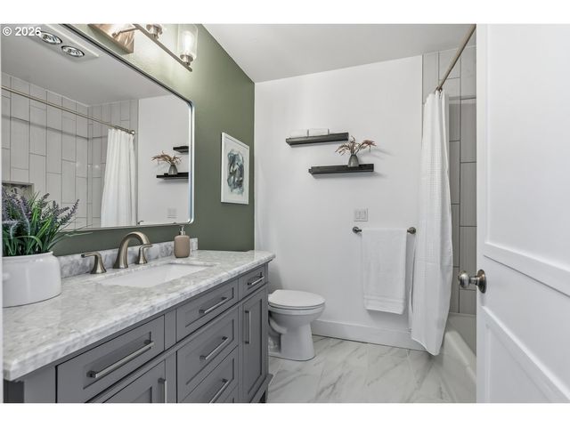 2695 HILLCREST Dr, West Linn, OR 97068