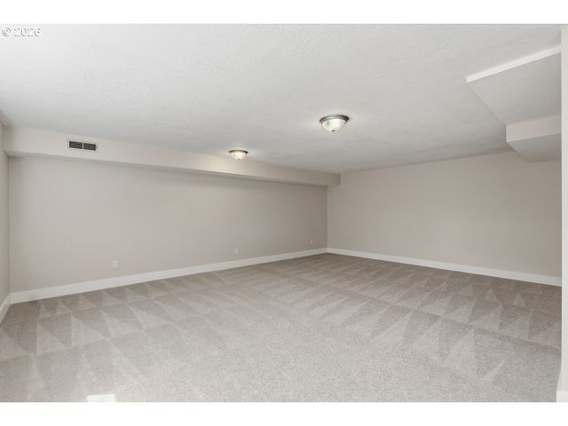 2695 HILLCREST Dr, West Linn, OR 97068