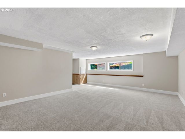 2695 HILLCREST Dr, West Linn, OR 97068