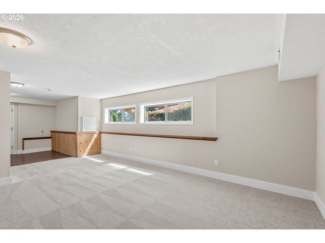 2695 HILLCREST Dr, West Linn, OR 97068