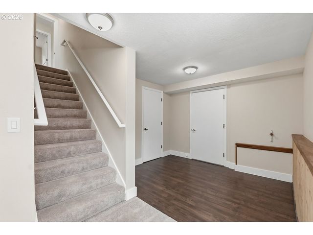 2695 HILLCREST Dr, West Linn, OR 97068