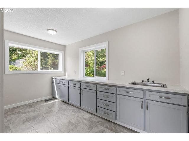 2695 HILLCREST Dr, West Linn, OR 97068