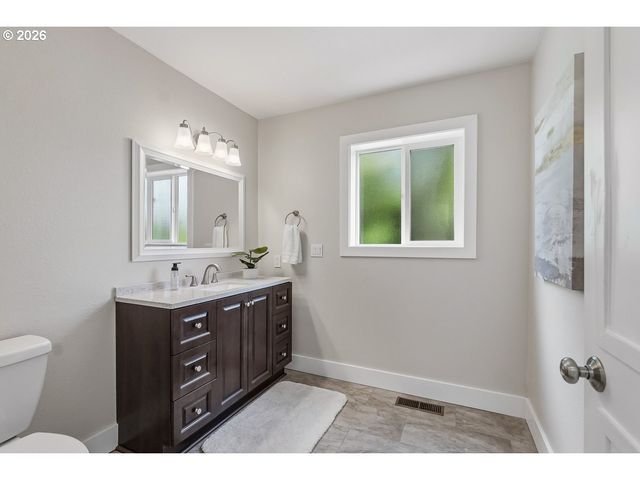 2695 HILLCREST Dr, West Linn, OR 97068
