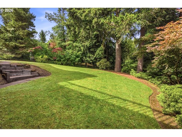 2695 HILLCREST Dr, West Linn, OR 97068