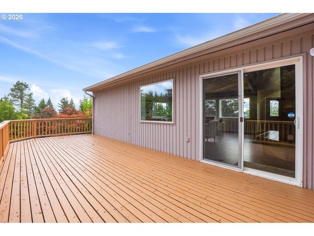 2695 HILLCREST Dr, West Linn, OR 97068