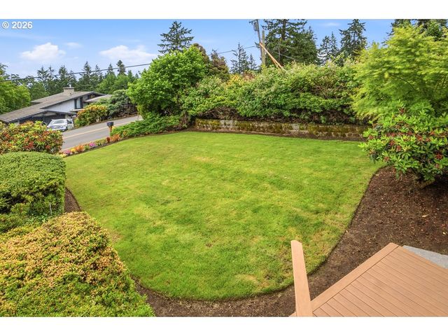2695 HILLCREST Dr, West Linn, OR 97068