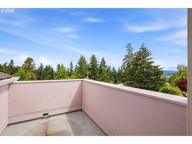 2695 HILLCREST Dr, West Linn, OR 97068