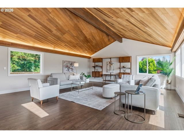 2695 HILLCREST Dr, West Linn, OR 97068