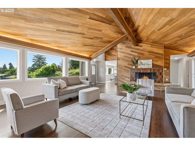 2695 HILLCREST Dr, West Linn, OR 97068